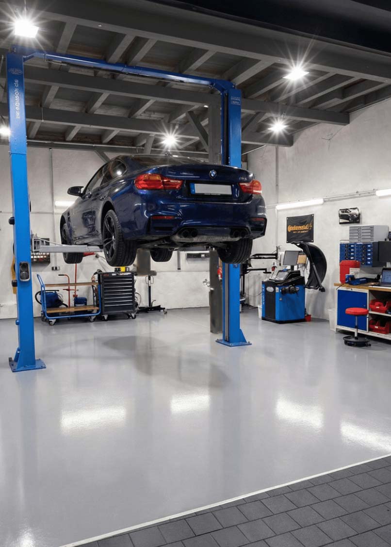 Fahrzeug auf der Hebebühne in der Werkstatt